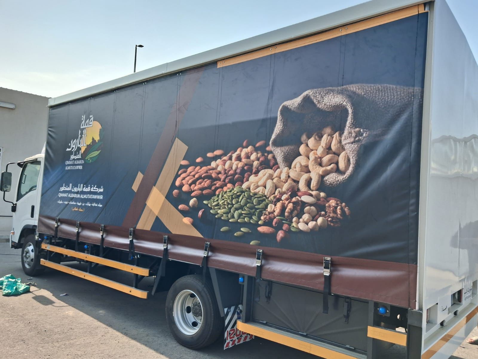 Printed truck curtain for a nuts distributor